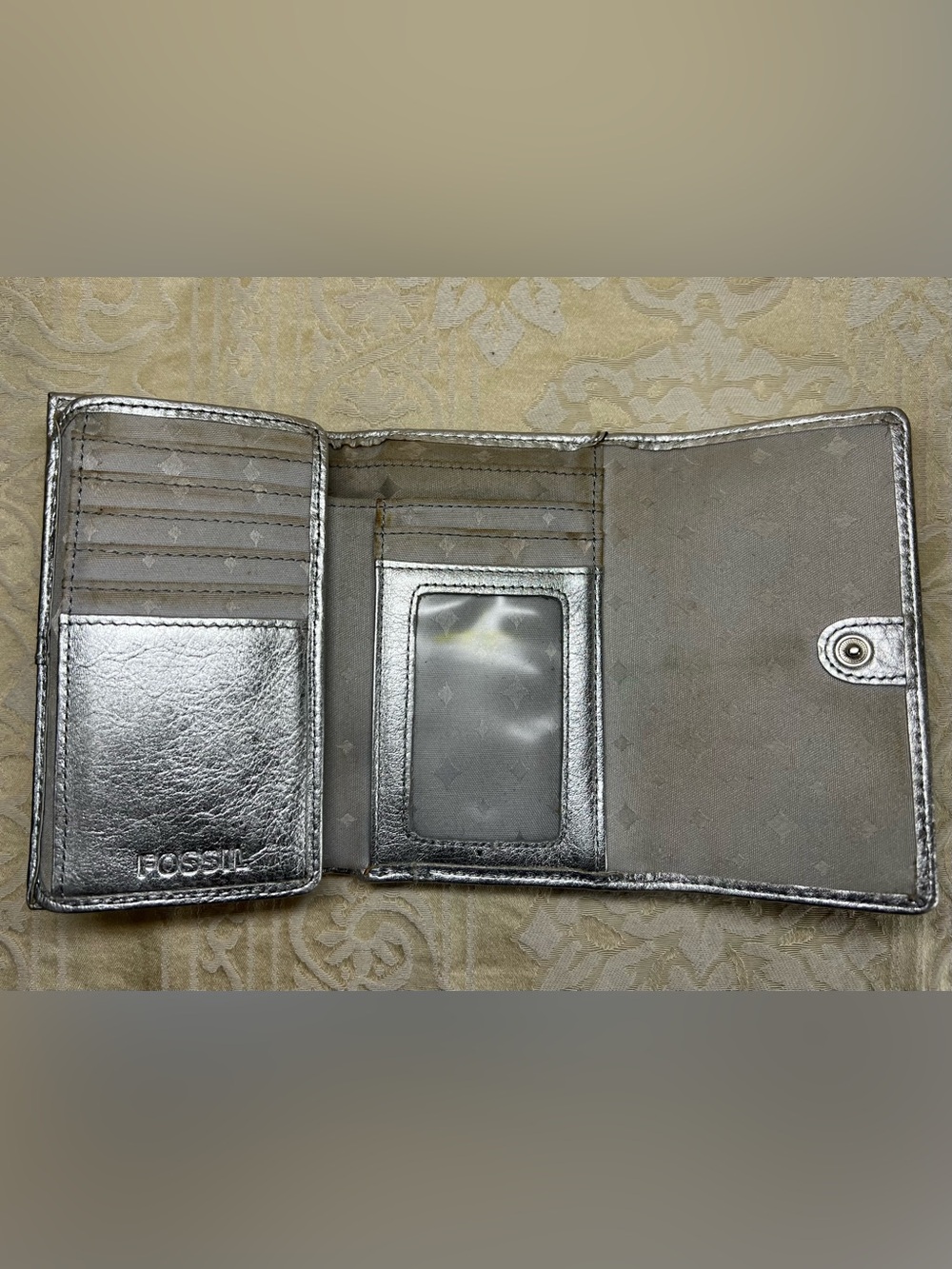 Fossil Silver Metallic Leather Trifold Wallet Keyhole Snap Organizer - Picture 3 of 4